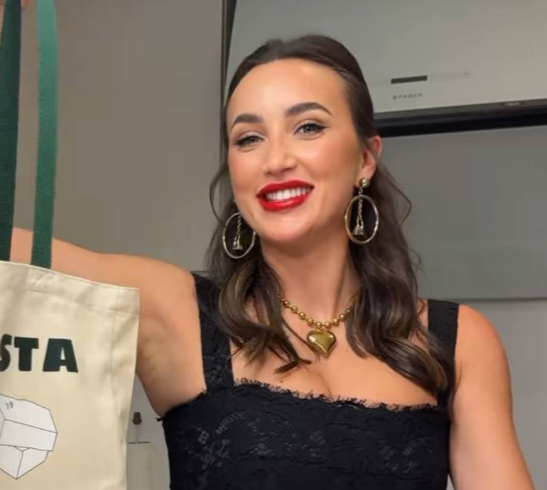 Декольтована Різатдінова в образі палкої італійки приготувала пасту з базиліком і томатами