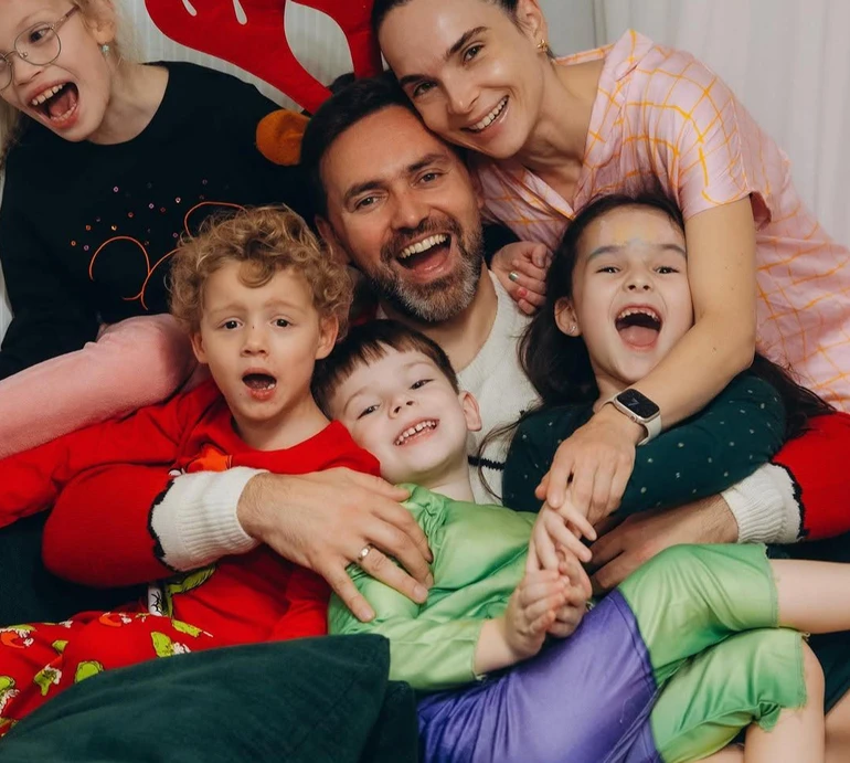 Людина-мураха, людина-двіж та інші: Мірошниченки поділилися кумедними фото чотирьох нащадків