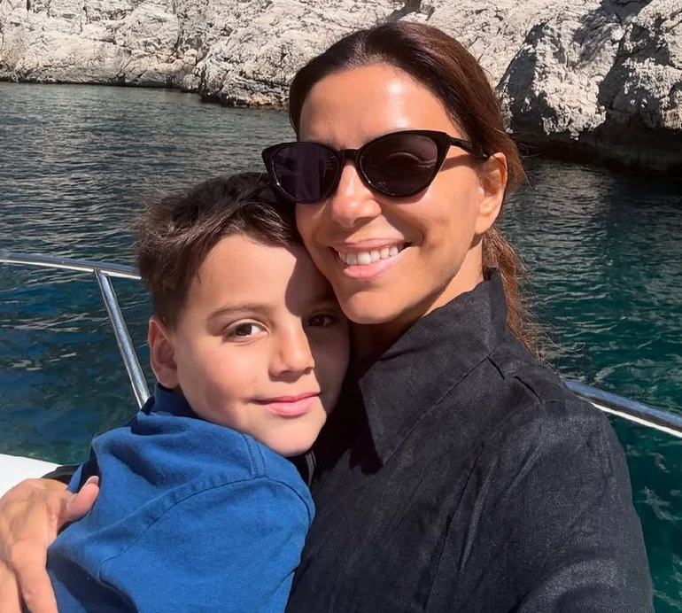 Лонгорія з 6-річним сином на яхті показали смачні вихідні у Франції