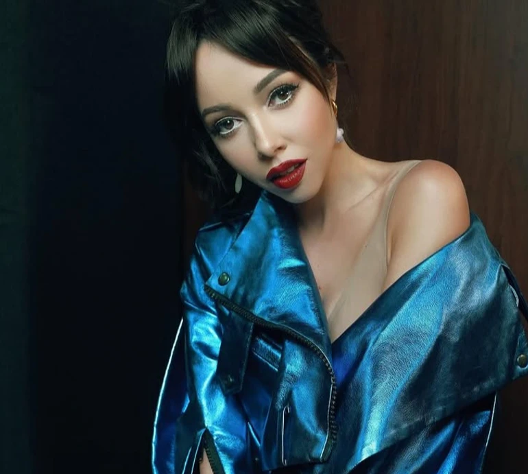 Кухар у прозорій сукні в зірочки посвітила стегнами на прем'єрі фільму. Фото