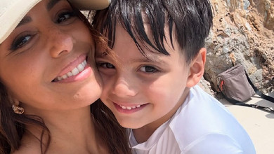 Так тебе люблю: Лонгорія у день 7-річчя сина замилувала теплими обіймами на пляжі