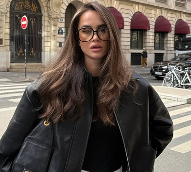 Парфільєва у шкірі та міні вигуляла в Парижі гумовики від Chanel