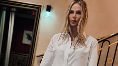 Шарліз Терон в шкіряній спідниці оригінального фасону наробила звабних фото на сходах