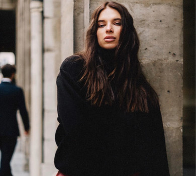 Дружина Усика у бордовій шкірі та на підборах прогулялася Парижем для атмосферних фото