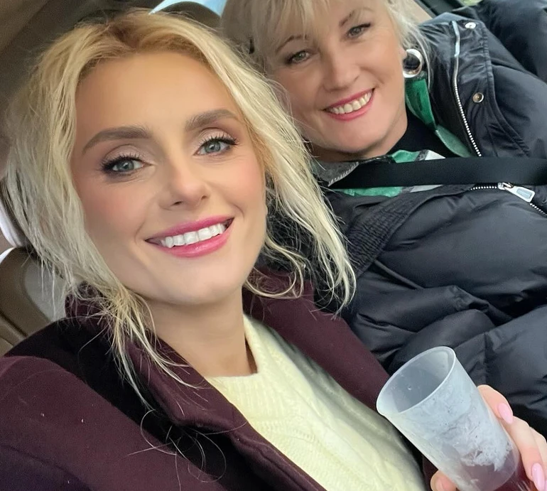 Щоб артистка була неголодна: Федишин показала, чим її підгодовує мама під час зйомок