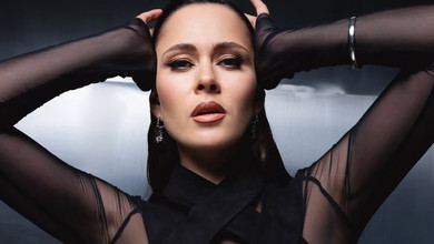 Саніна у напівпрозорій кофтинці та шкіряних штанях попозувала для зухвалих фото