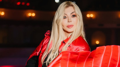 Брюнетка з каре і грайлива білявка: Білик здивувала яскравими образами на свята та новими зачісками. Відео