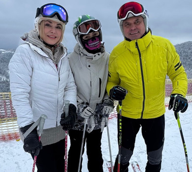 Завзяті лижники: Сумська показала активний відпочинок з чоловіком і дочкою в Буковелі. Фото