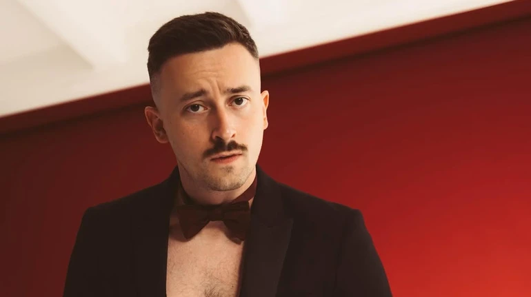 Жахливий спів і дружина з непростим минулим: що відомо про співака Шугара