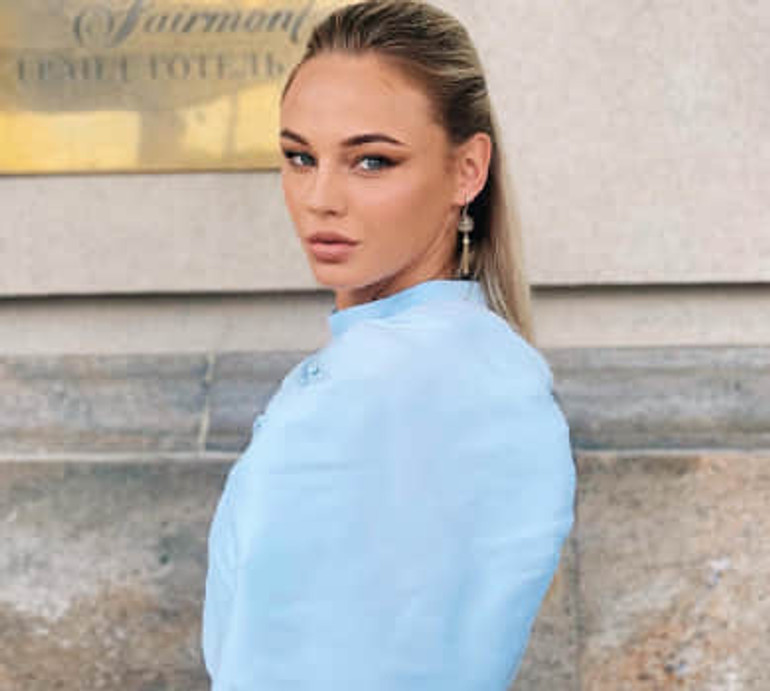 Таємний залицяльник? Білодід у халатику вразила морем квітів у своїй кімнаті. ФОТО