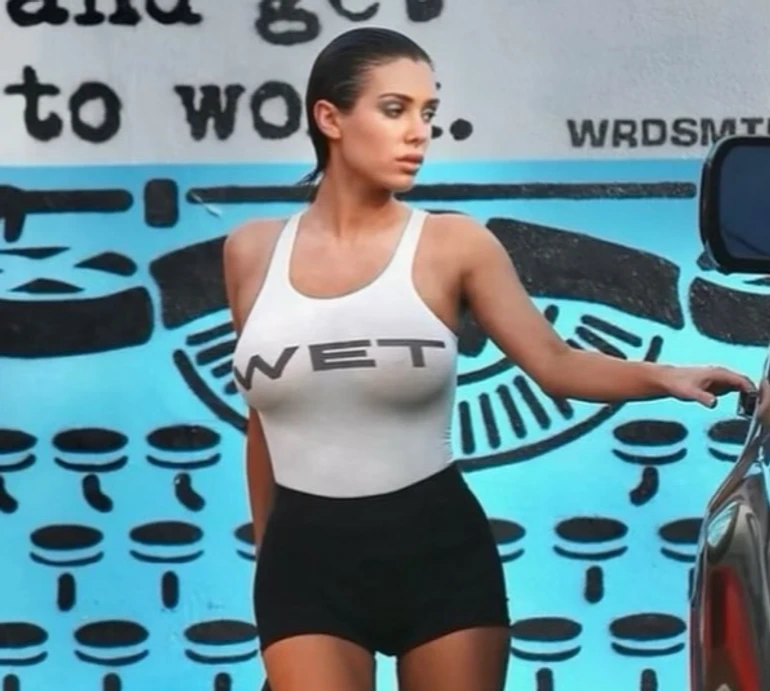 Для різноманітності не гола: жінка Каньє Веста з головою впакувалася в хутряний оверсайз для фото