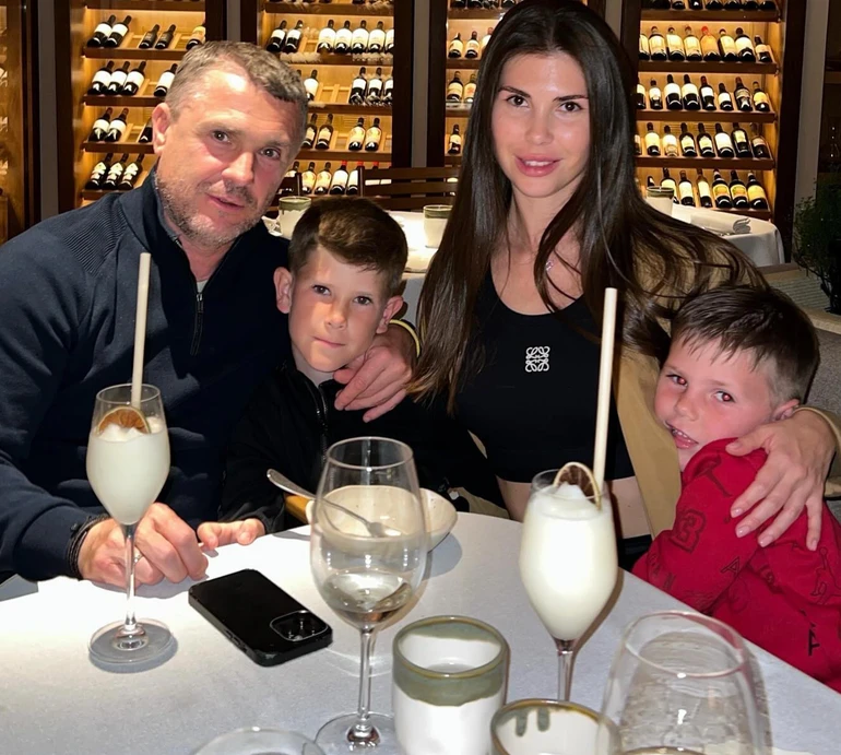 Дружина Реброва показала, як сини вболівали за команду тата на матчі Україна-Ісландія. Відео