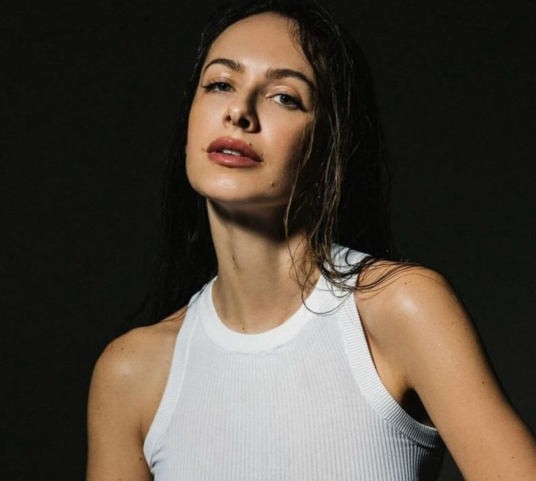 Граю на нервах nonstop: масна Остапчук для гарячих фото посвітила сосками крізь обтислий топ