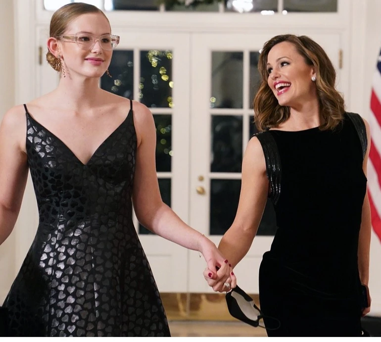 Мами зрозуміють: Гарнер розплакалася на випускному їхньої з Аффлеком доньки. Фото