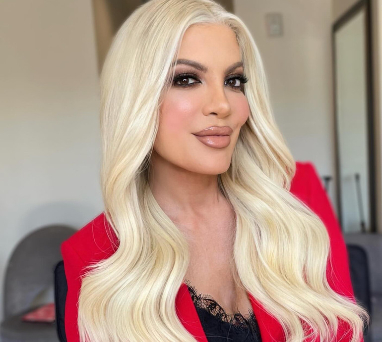 Схудла на Оземпіку: 51-річна Спеллінг посвітила формами в бікіні на пляжі в Малібу