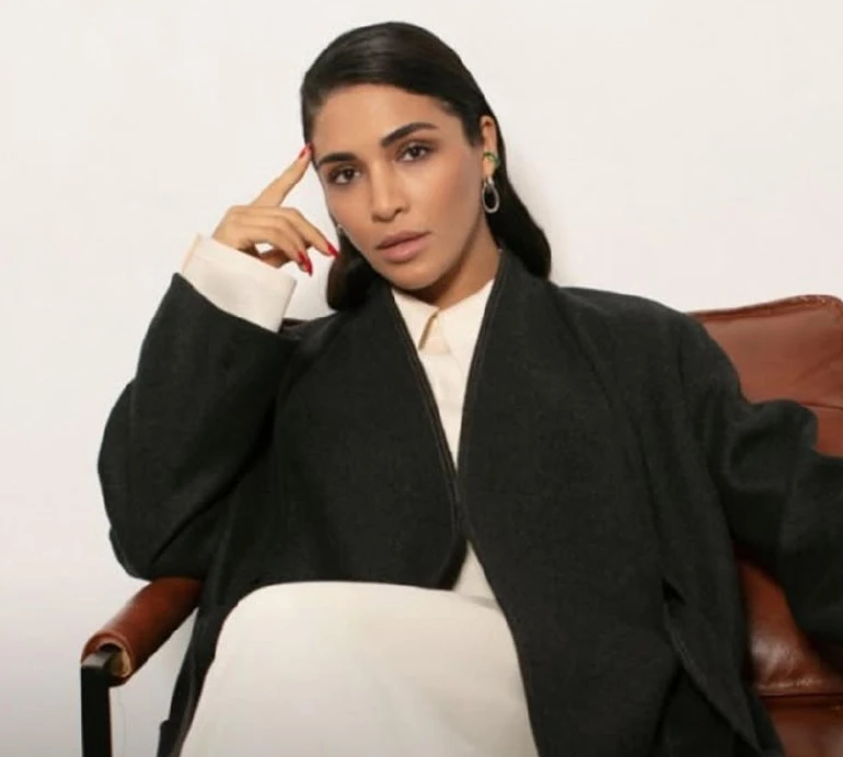 Дімопулос з 5-річною донькою попозували в купальниках на пляжі в Італії