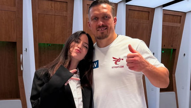 Дорофєєва у костюмі з гілкою фізаліса виконала гімн України перед боєм Усика з Дюбуа. Відео