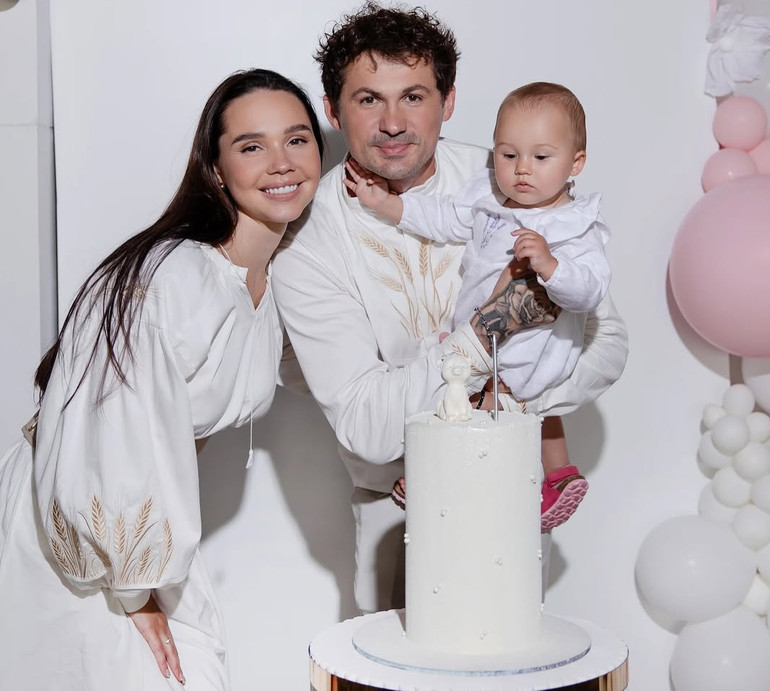 Родина, любов і батьківство: Татарінцева показала літні моменти з Котом та їхньою 1-річною дочкою. Фото