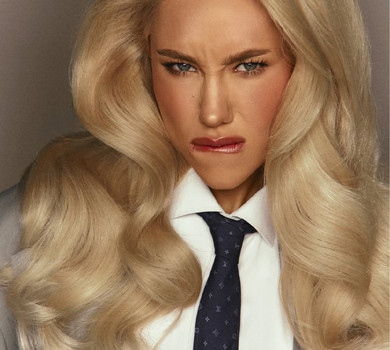 Краватка, окуляри та пишна грива: Квіткова в оверсайзі наробила фото в стилі корпоративного шику