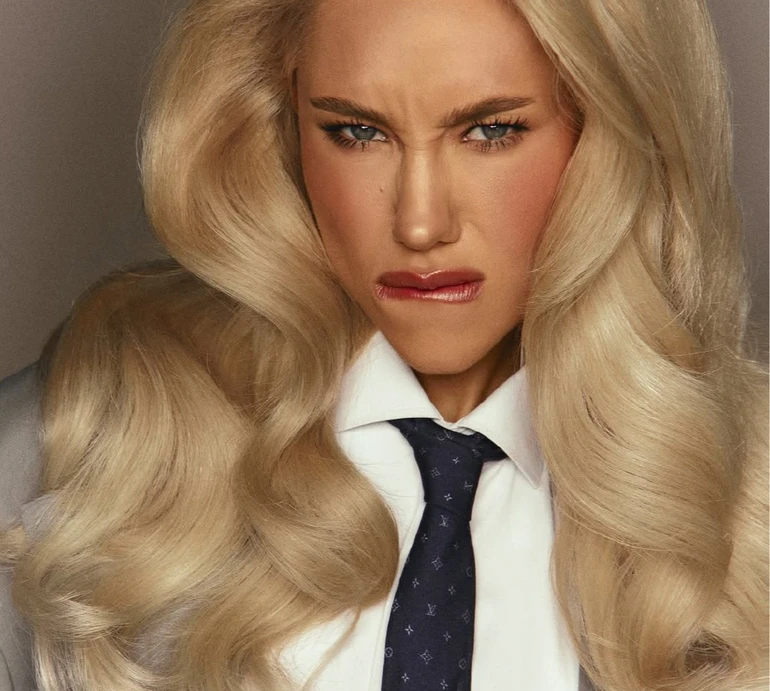 Краватка, окуляри та пишна грива: Квіткова в оверсайзі наробила фото в стилі корпоративного шику