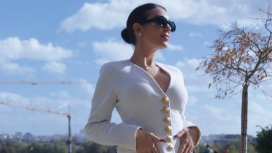 Наречена Роналду в елегантному міді з ґудзиками уявила себе парижанкою. Фото