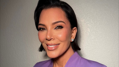 Ця талія: 70-річна мама Кардашян вразила стрункістю у бузковому костюмі 1988 року