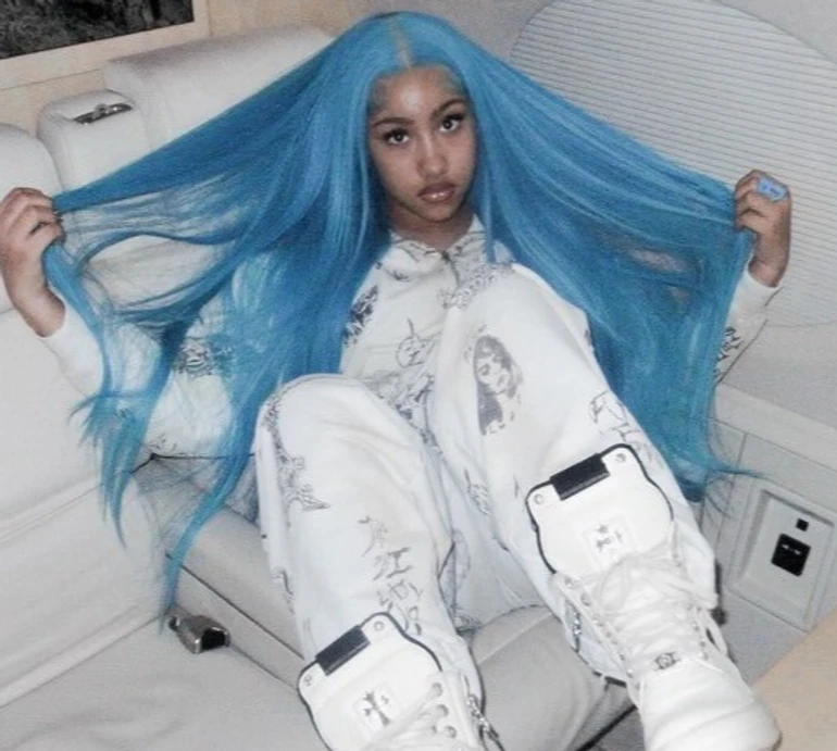 12-річна донька Кардашян і Веста шокувала діамантовими зубами на фото з приватного літака