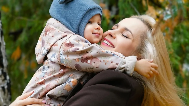 Ребрик у перший день весни замилувала майже 2-річною донею у барвистій сукенці. Фото