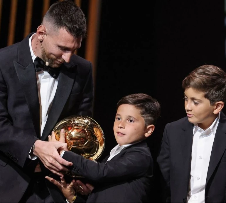 Тато і його комада: Мессі з трьома синами на очах у коханої отримав Золотий м'яч у Парижі