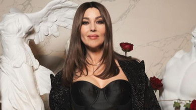 Белуччі у корсеті та блискучій накидці попозувала з Бертоном на моді в Парижі