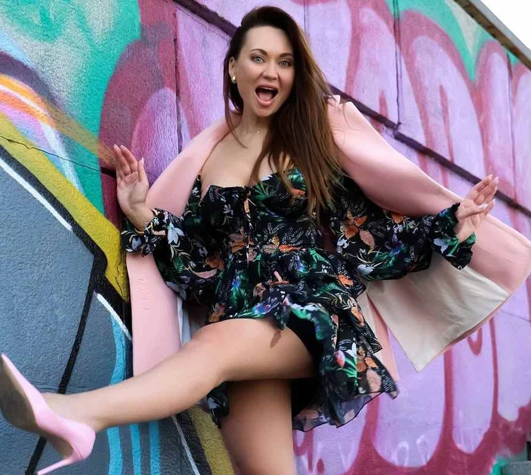 Акцент на ніжки: Саліванчук у декольтованому міні побешкетувала на тлі графіті