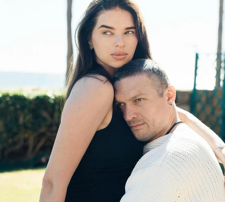 Усик показалася в обіймах чоловіка на чуттєвих ч/б фото