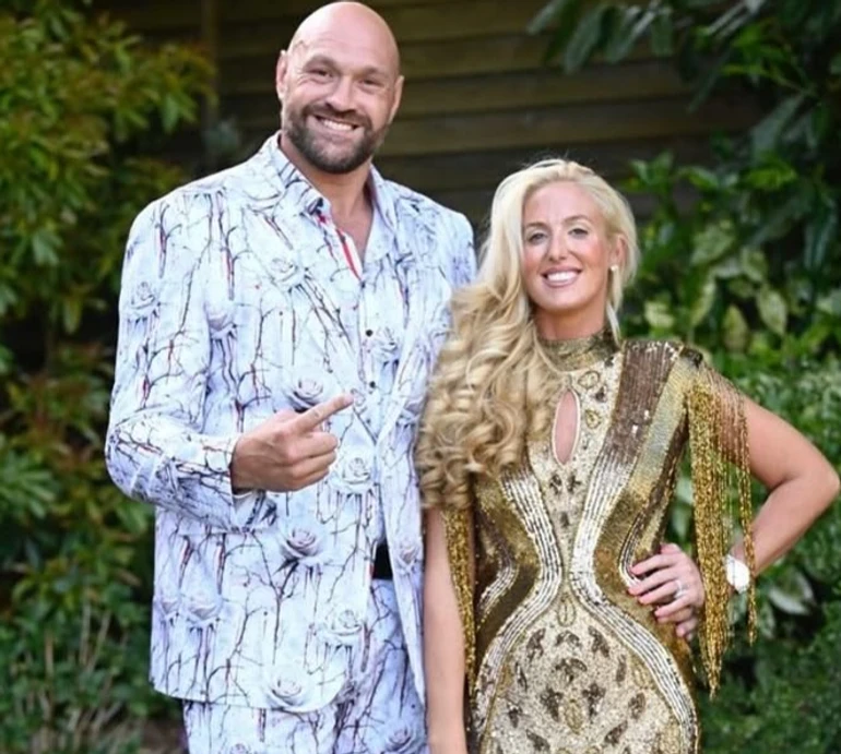 На прогулянці, на дивані та біля моря: дружина Тайсона Ф'юрі на 37-річчя коханого згадала їхні романтичні побачення. Фото