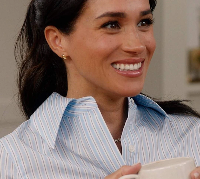 Контрастні смужки та ніжний квітковий принт: Меган Маркл у своєму телешоу вигуляла ефектні літні плаття