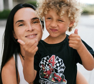 Заявляє, що це його мама: Мірошниченко розповіла про ревнощі прийомного сина до чужих дітей та пояснила, чому це добре