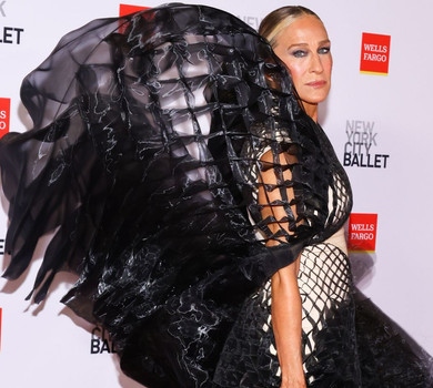 Сара Джессіка Паркер епатувала фешн-подію образом чорного янгола з гігантськими крилами. Фото