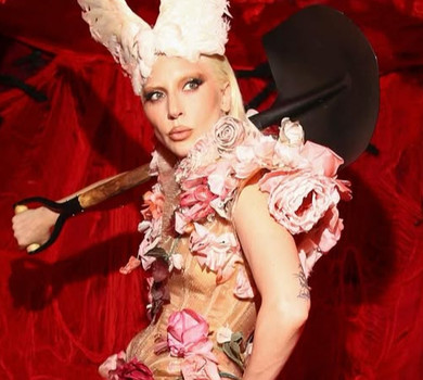 Мати монстрів Lady Gaga з лопатою у руках та з крилами на голові уявила себе Едемським садом