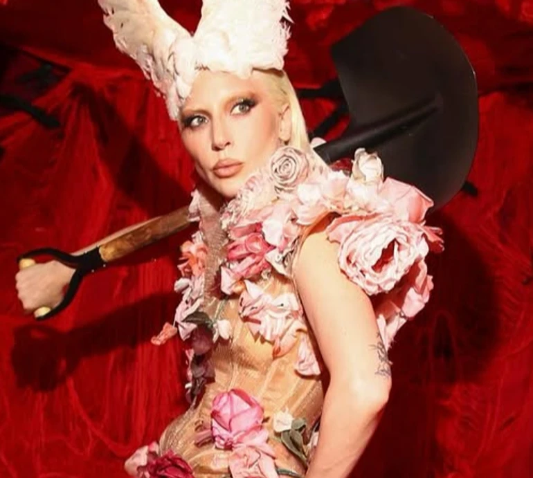 Мати монстрів Lady Gaga з лопатою у руках та з крилами на голові уявила себе Едемським садом