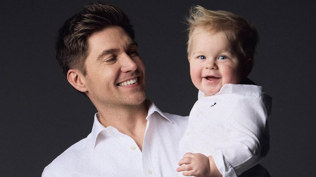 Остапчук у піжамі звеселив 1-річного сина жвавими танцями. Відео