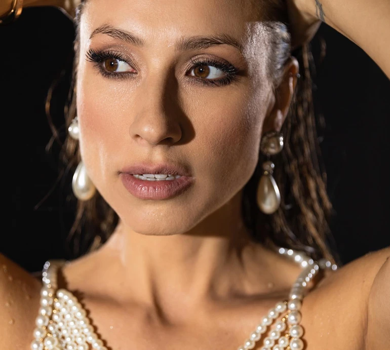 Сексі-мама Шульгіна в обтислому міні посвітила животом на останньому місяці вагітності. ВІДЕО