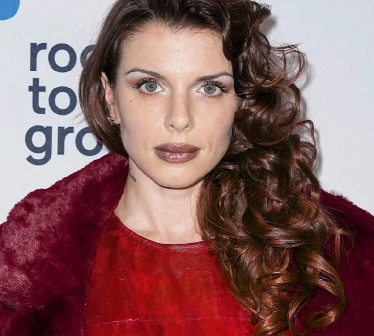 Без трусів ліпше не вдягати: Джулія Фокс вигуляла чергову химерну сукню. ФОТО