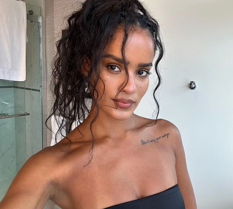 Молодша на 30 років пасія Венсана Касселя прикрила голі груди кошеням для фото