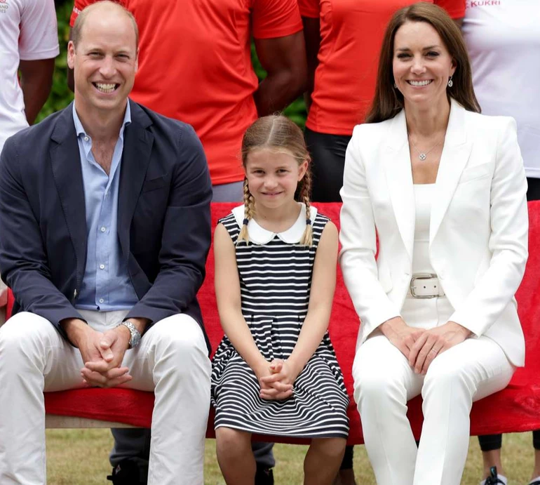 Принцесі Шарлотті 9: онучка короля попозувала Кейт Міддлтон для нового святкового фото