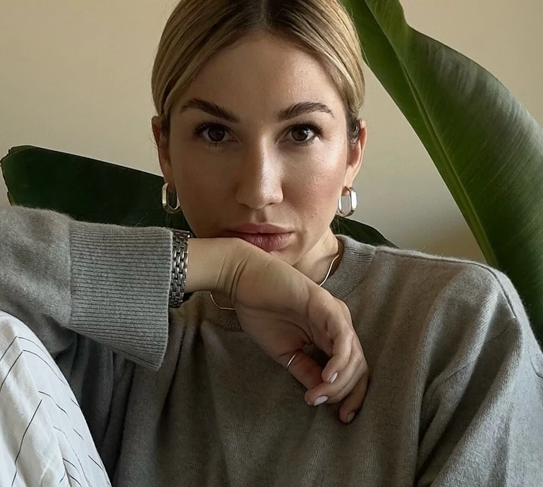 Dior та купальник в цяточку: Пренткович у Португалії посвітила тілом коло басейну