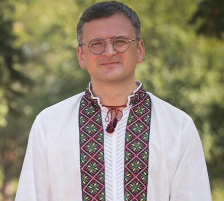 Шкварки не додавати: Кулеба показав, як готувати гуцульський банош, та заявив про перевагу українського сала над тосканським. Відео