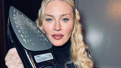 Із праскою в руках та в обіймах 28-річного коханого: Мадонна епатажно завітала на матч доньок-близнят