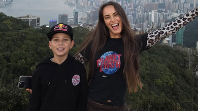 Батьки, тримаємось: Мішина з 13-річним сином показалася в кумедному відео про канікули