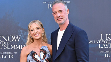 Історія повторюється: Сара Мішель Геллар у міні з метеликами попозувала з чоловіком на прем'єрі фільму, який звів їх 28 років тому