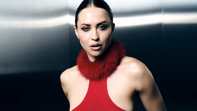 Маремуха у сексі топі з хутром і прозорих штанях ефектно попозувала на підлозі. Фото