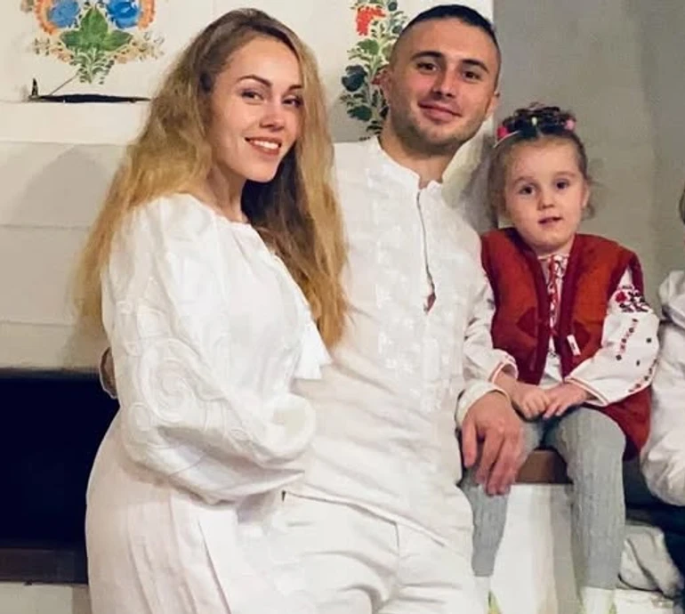 Тополі сімейним фото у вишиванках привітали своїх школярів і Україну з початком навчального року